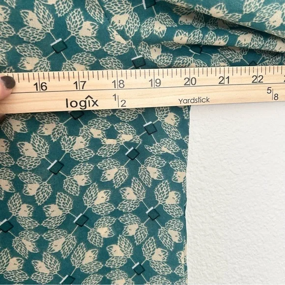 Cabi Fall Green Blouse Top Popover Shirt 3/4 Sleeve Leaf Print Size Medium - Picture 8 of 8